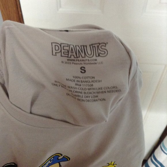 PEANUTS T-SHIRT SIZE MENS S BRAND NEW WITH TAGS HAS A STAIN SHOWN IN PHOTOS - Picture 5 of 11